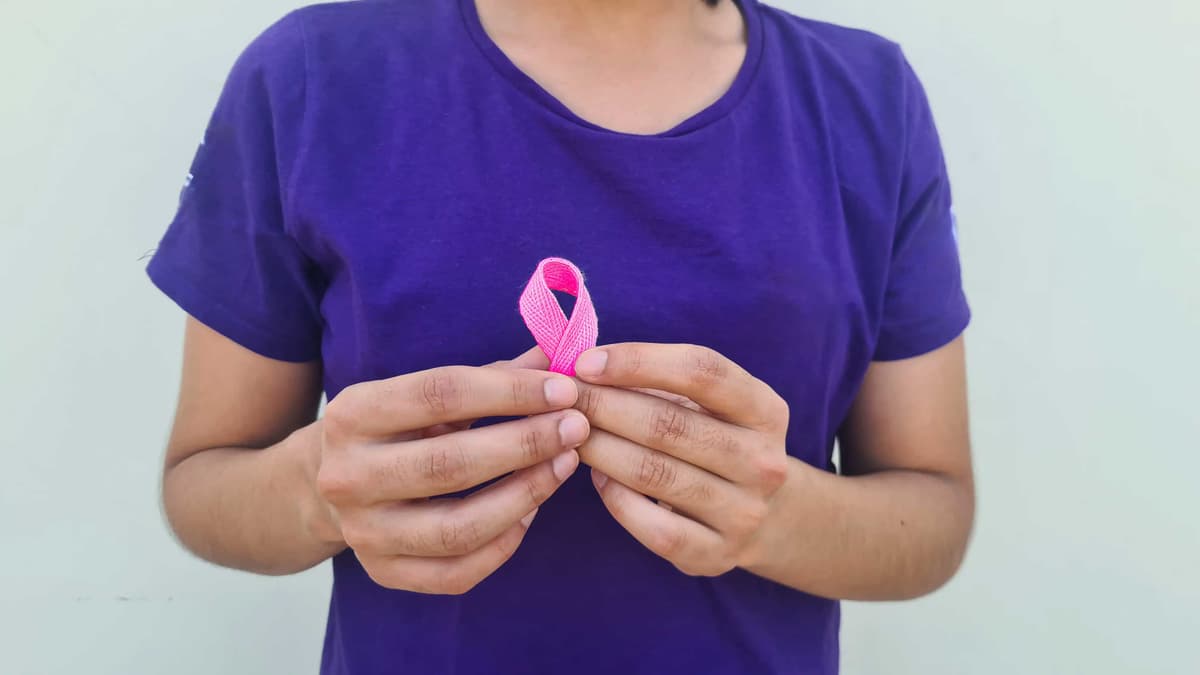 Mujer con lazo rosa